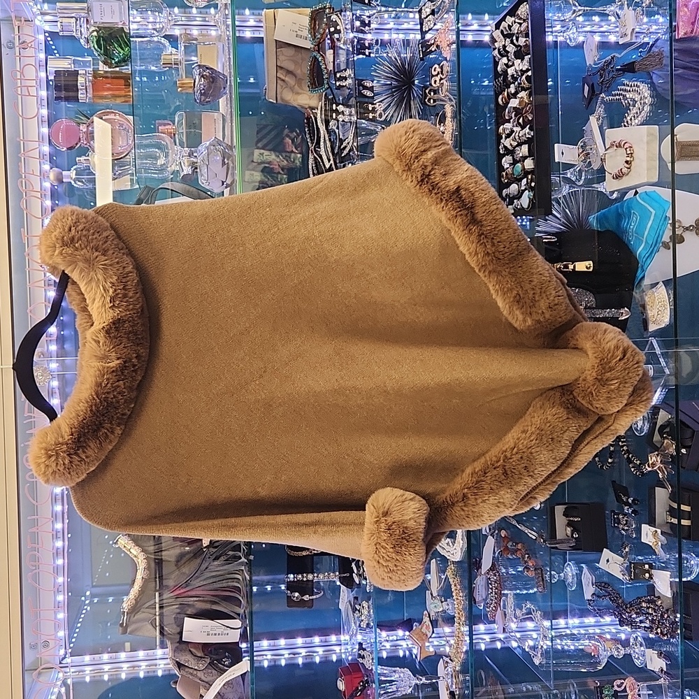Colynn poncho NWT (b1)